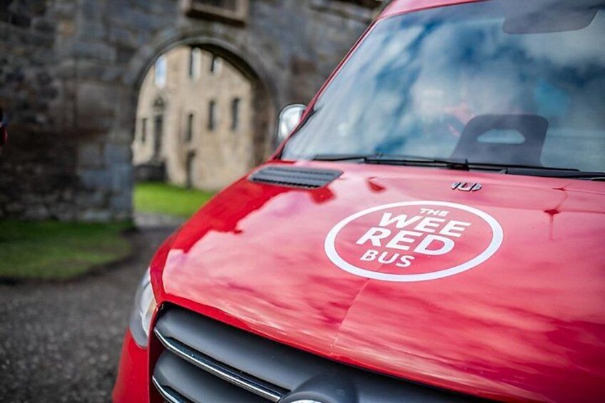 Un autobús rojo con el logo 'The Wee Red Bus'. 5