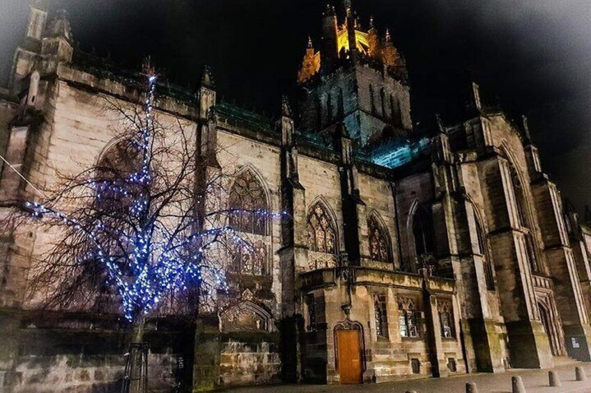 The "Tree of the Dead" - the tour starts here outside St Giles Cathedral 4