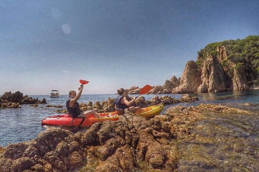 Personas haciendo kayak cerca de acantilados y costas rocosas. 1