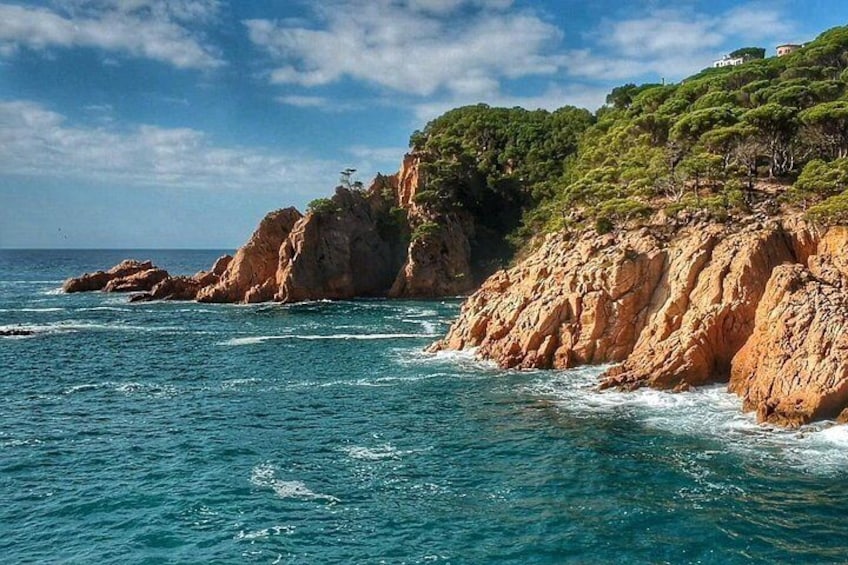 The rugged coastline provides excellent kayaking environment. 4