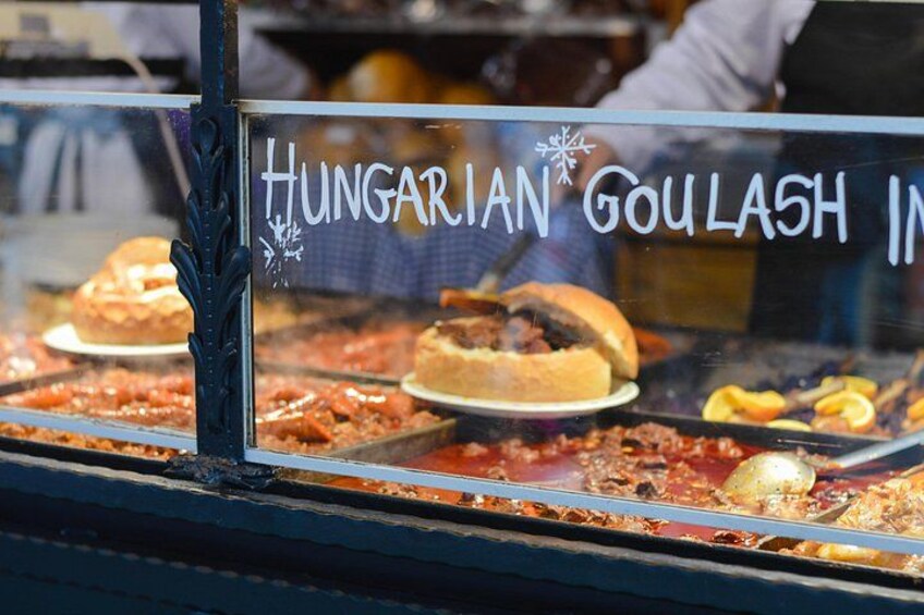 Une vitrine où sont présentés différents plats, avec une étiquette indiquant « goulasch hongrois ». 3
