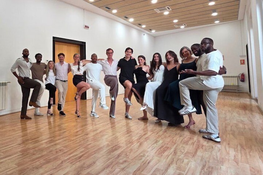 Barcelona Tango: fun lesson with Pros and bottomless drinks 4