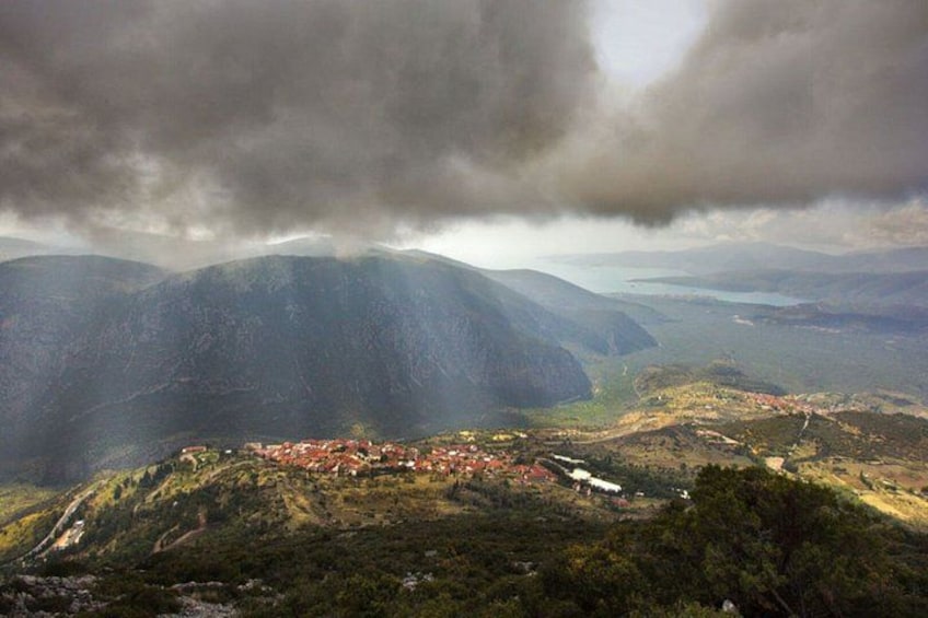 Een bergachtig landschap met een dorpje verscholen in de vallei. 2