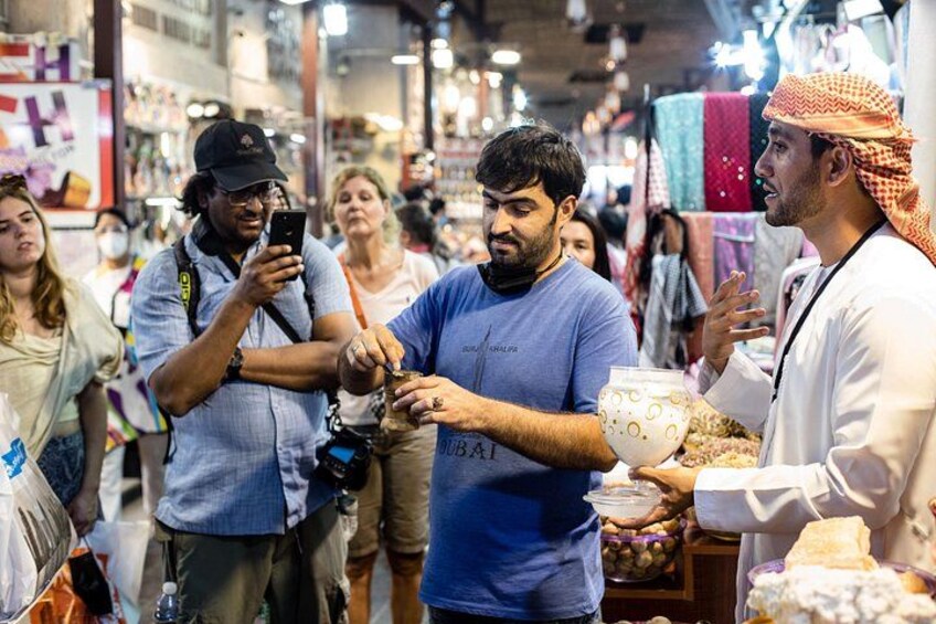 Un marché animé où les gens font leurs courses et interagissent. 4