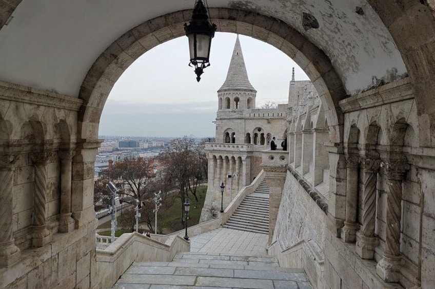 Un escalier en pierre mène à un bâtiment historique surmonté d’une tour à flèche. 2