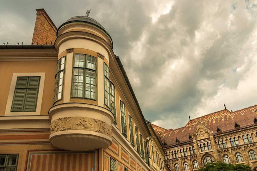 Un edificio storico con un angolo arrotondato, dettagli architettonici elaborati e un'ampia finestra. 3