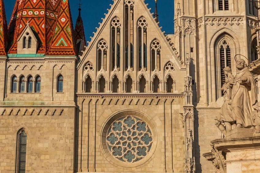 Una cattedrale in stile gotico con archi a sesto acuto, una finestra a rosone e una statua. 5