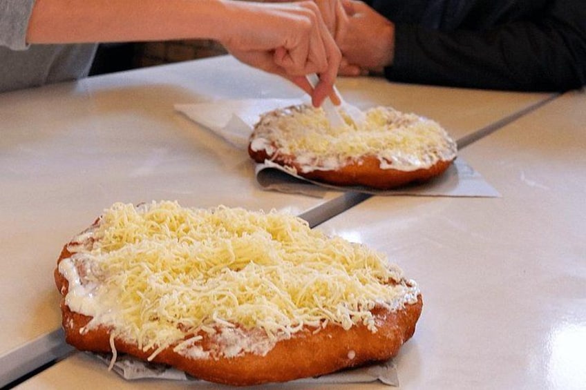 Dos pizzas sobre una mesa con queso y salsa. 2