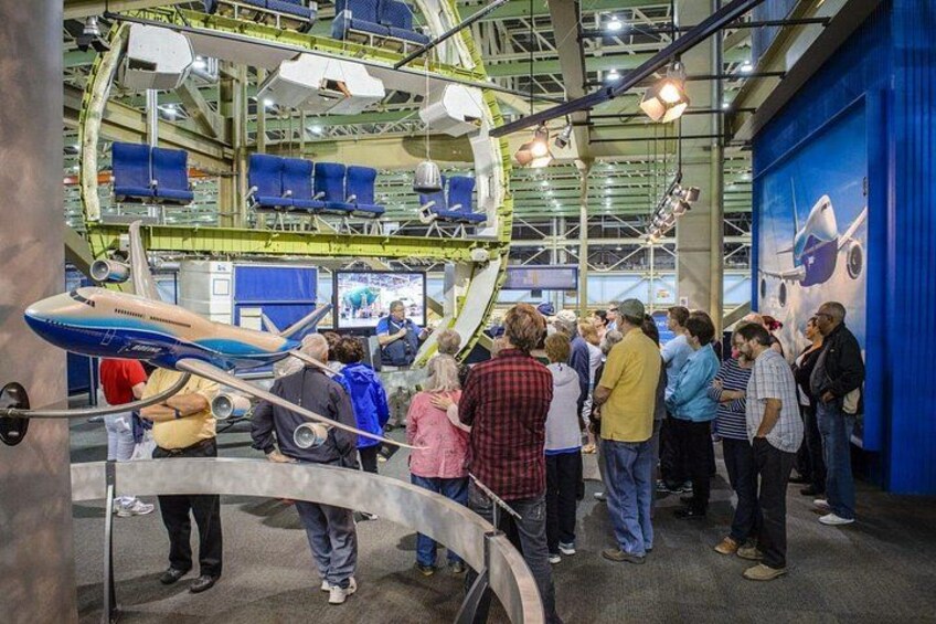 Une exposition intérieure présentant des maquettes d’avions et accueillant des visiteurs. 4