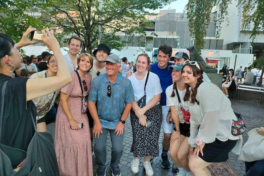 Un groupe de personnes posant pour une photo dans un cadre urbain extérieur, avec des arbres et des bâtiments en arrière-plan. 5