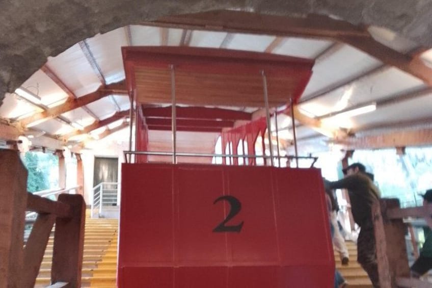 Estructura roja con el número 2, vigas de madera y una escalera. 2