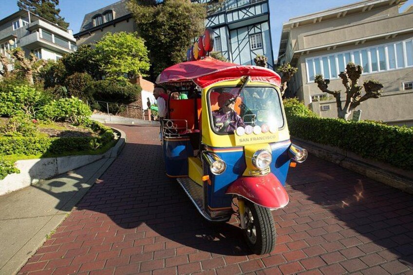 Lucky Tuk Tuk private tour on Lombard Street in San Francisco 5