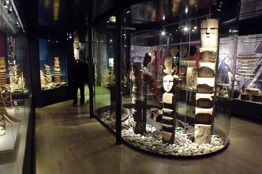 Una mostra museale con reperti antichi, tra cui strutture in pietra e ceramiche. 2