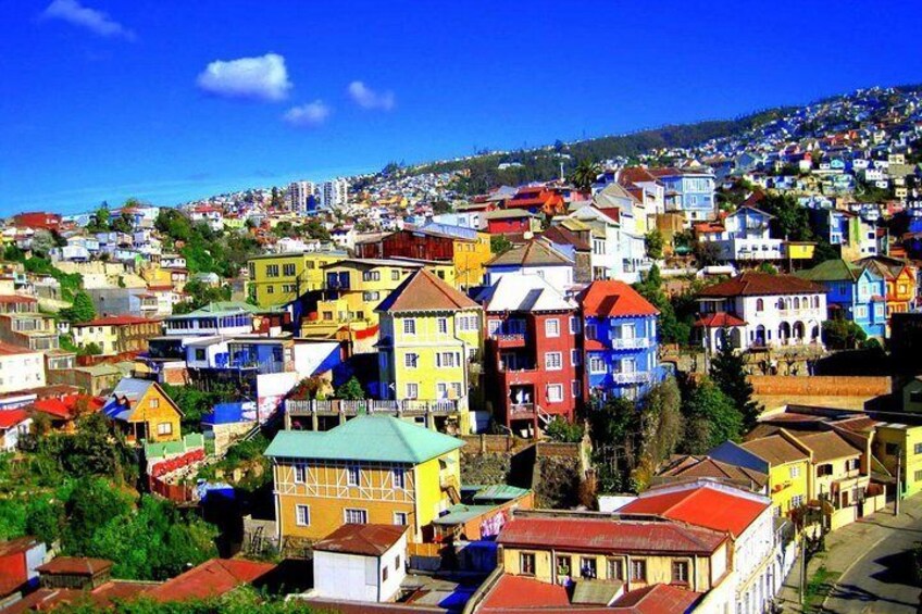 Un pueblo costero con edificios coloridos y vista al mar. 3