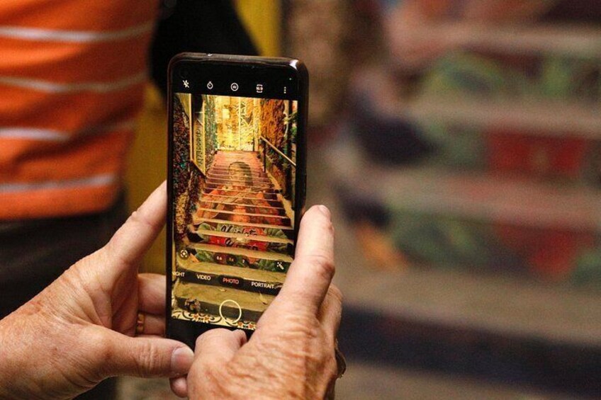 Una persona sostiene un teléfono inteligente que muestra una interfaz de edición de fotos con una imagen de una escalera. 2