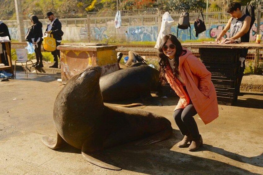 Una persona accovacciata vicino a un'imponente statua di elefante all'aperto. 5