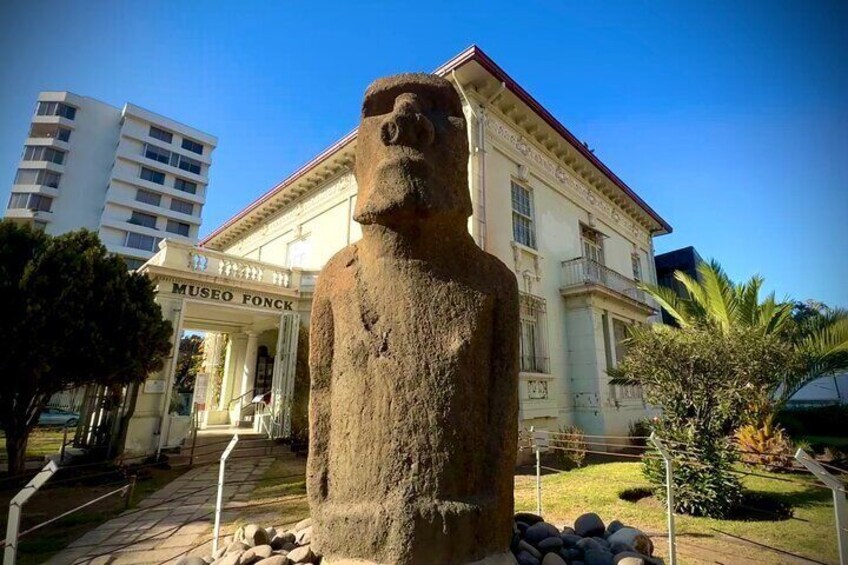 Une statue Moai devant un bâtiment portant l’inscription « Museo Fonck ». 2