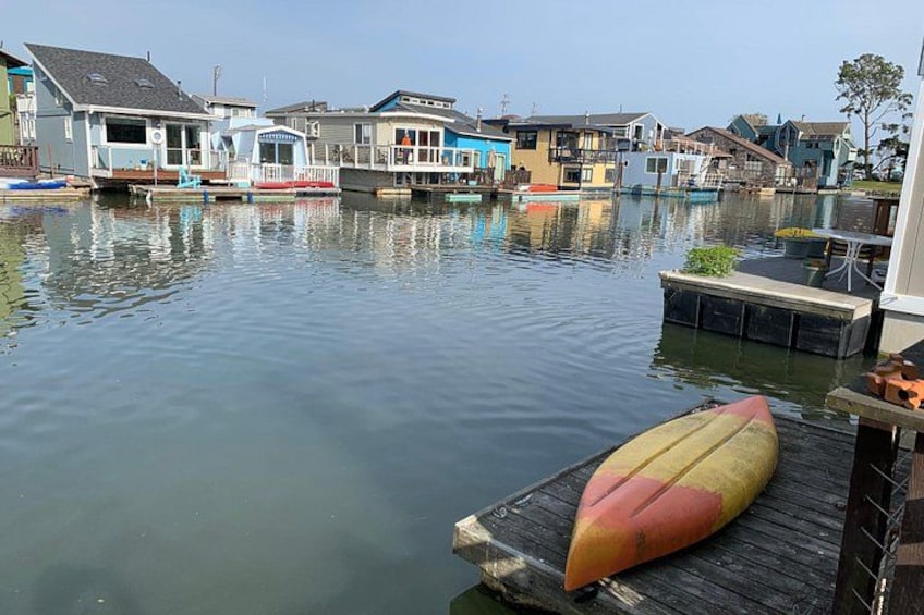 Een rustig water met huizen en boten. 2