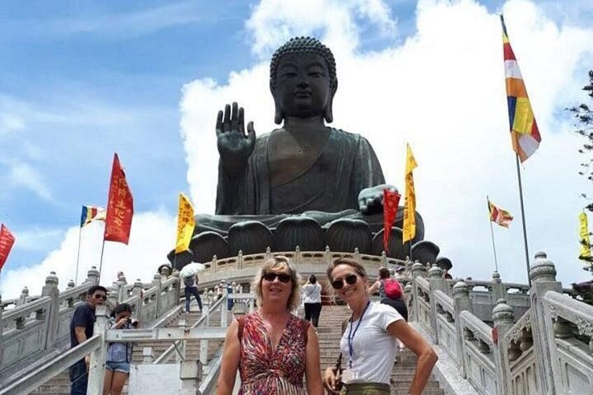 Una gran estatua de Buda, un puente y banderas. 1