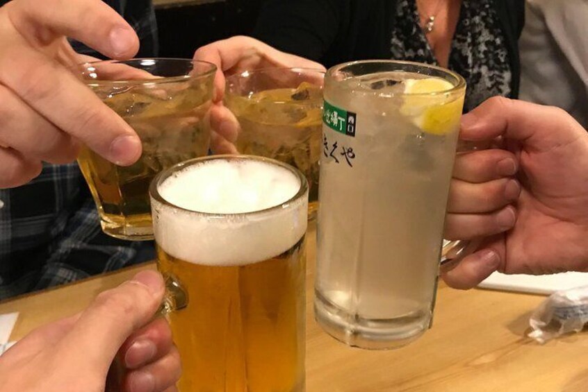 Tre ølglas og et glas med en klar drik og et citronskive. 3