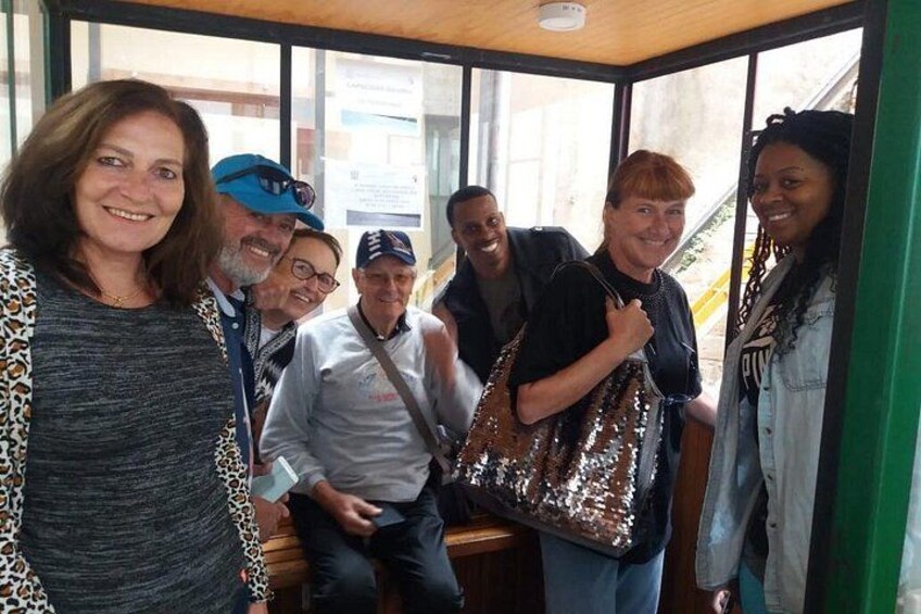 Un grupo de personas dentro de un autobús con ventanas amplias. 4