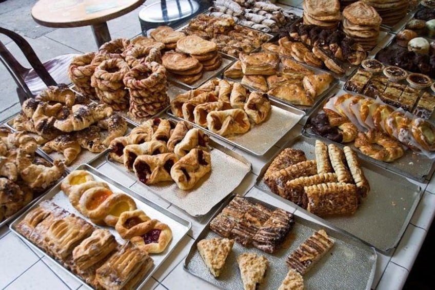 Un assortiment de produits de boulangerie présentés sur des plateaux. 1