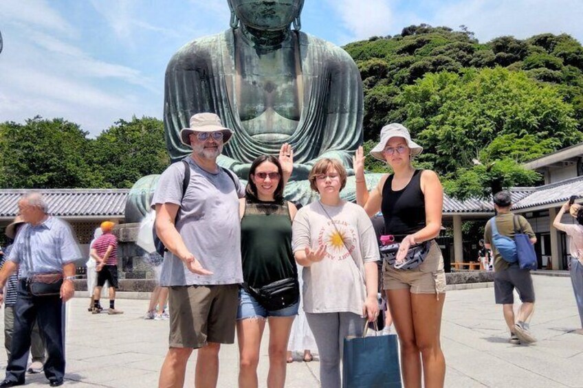 En stor Buddha-statue, turister og traditionel arkitektur. 1