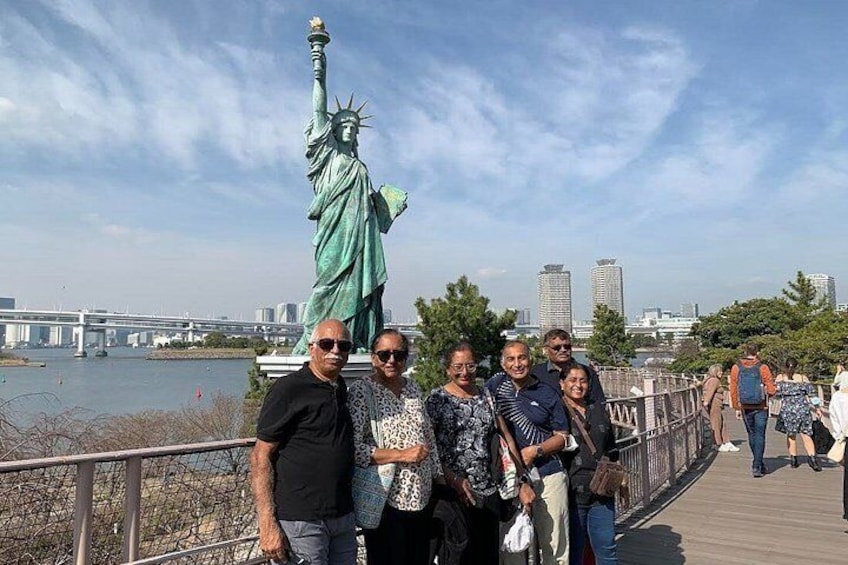 Un grupo de personas posando con la Estatua de la Libertad. 4