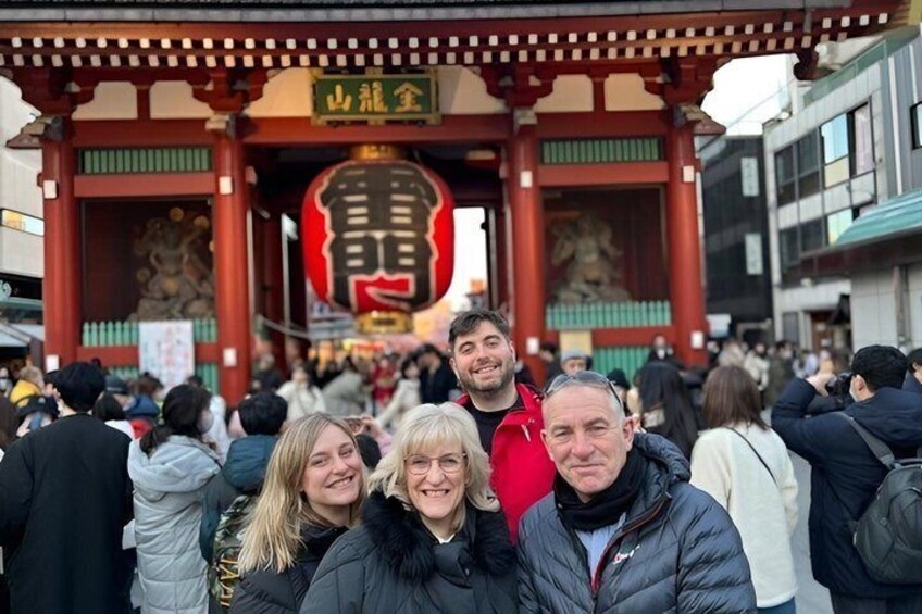 Un grupo de personas frente a un tradicional torii japonés. 2