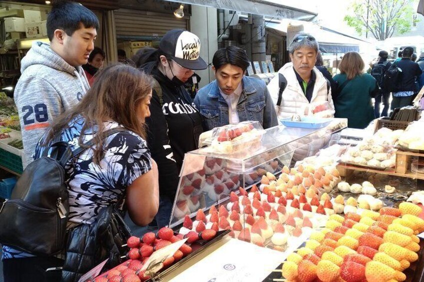 Un étal de marché où sont exposés divers fruits et légumes. 3