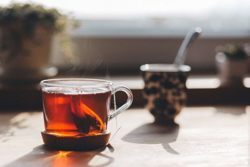 Eine Teetasse mit Henkel auf einem Tisch. 2