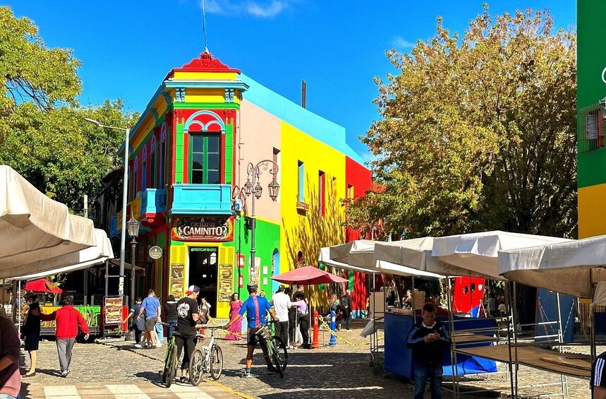 A colorful building with a sign that reads "Callez 7". 4