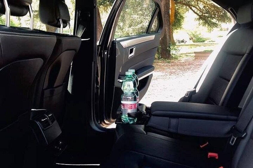 L'intérieur d'une voiture, avec une bouteille d'eau dans le porte-gobelet. 3