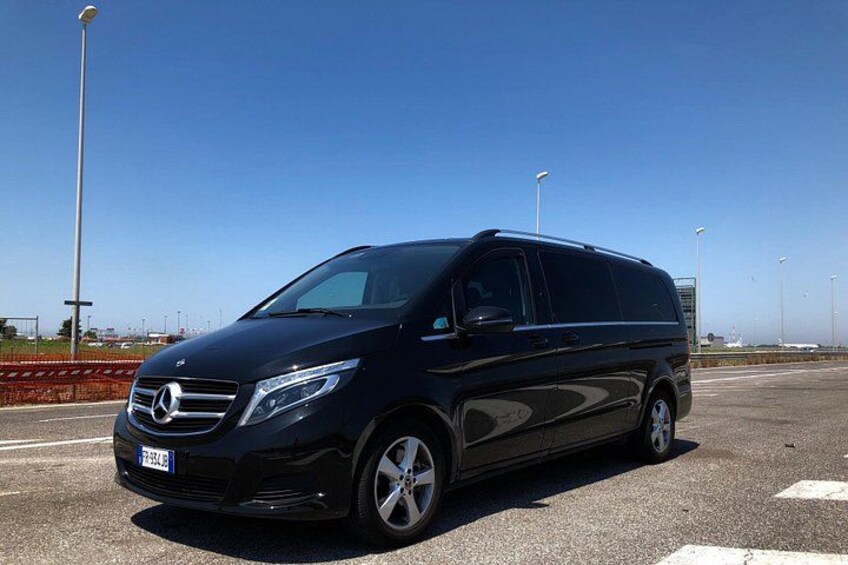 Un fourgon Mercedes-Benz noir était garé là, par un jour ensoleillé. 2