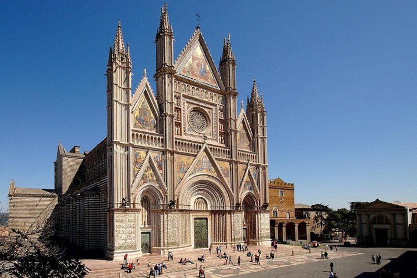 Une grande cathédrale dotée d’un imposant clocher et d’une façade richement décorée. 4