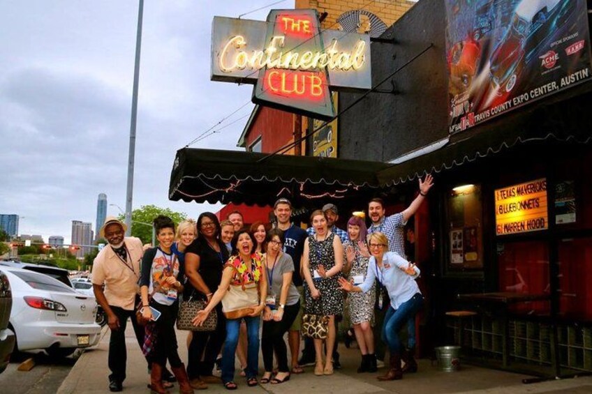 Eine Gruppe von Personen posiert vor dem Schild des Continental Club. 3