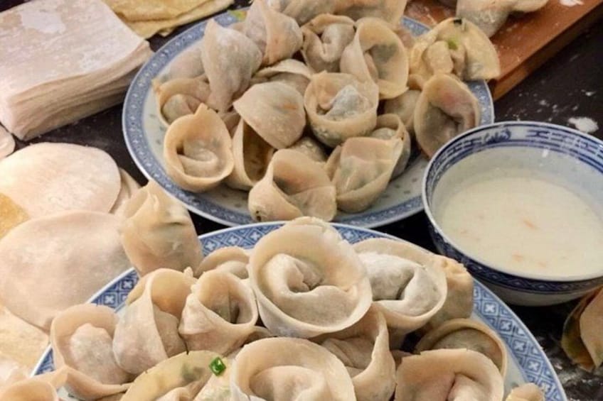 Een bord met dumplings en een kom dipsaus. 5