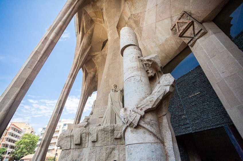 Sagrada Familia Guided Tour with Skip the Line Ticket 2