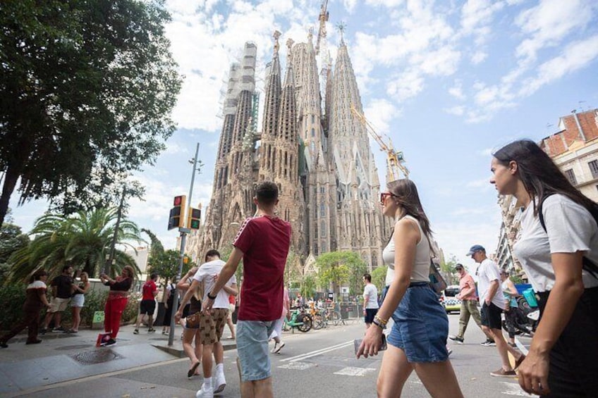 Sagrada Familia Guided Tour with Skip the Line Ticket 2