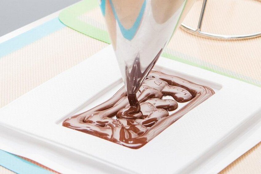 Pour melted chocolate and make your dream chocolate bar 2