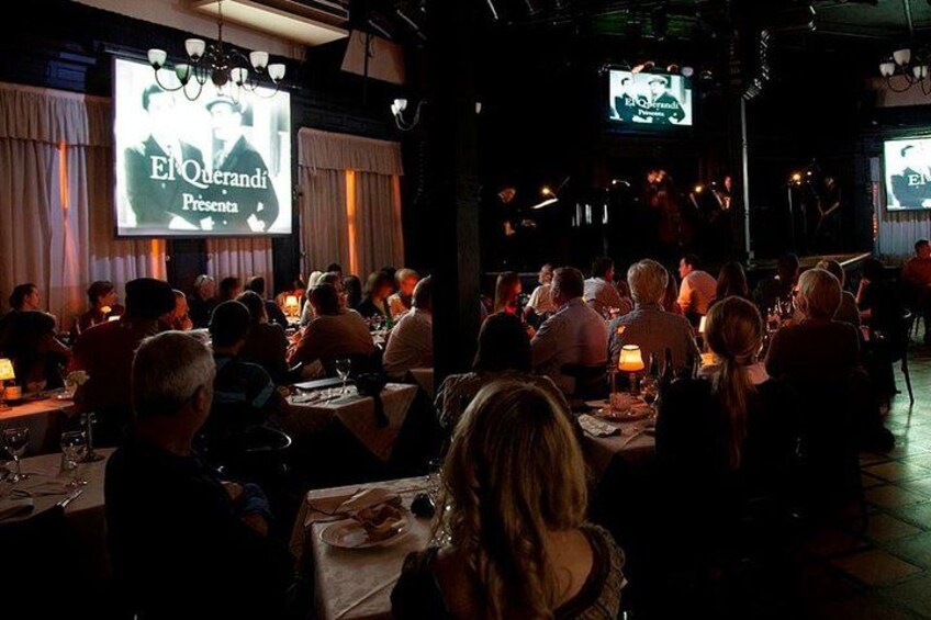 Un restaurante con una presentación de banda en vivo. 3