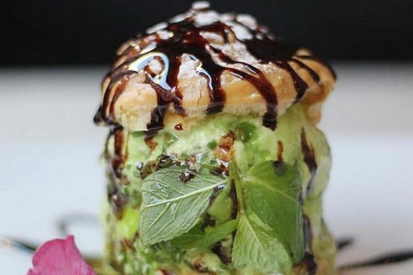 Un postre con hojas de menta y un hilo de chocolate. 2
