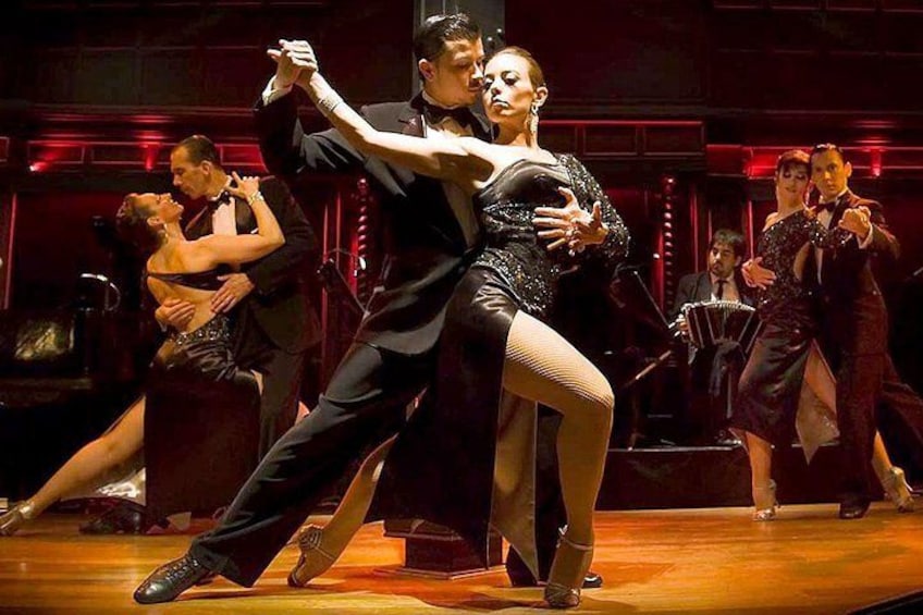 Una presentación de baile de salón con bailarines con vestimenta formal. 1