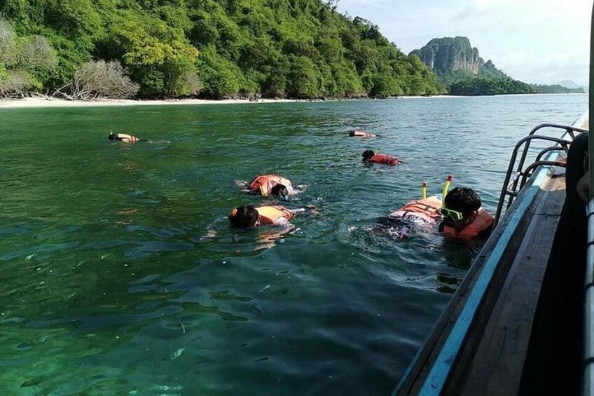 customer enjoy with snorkeling 4