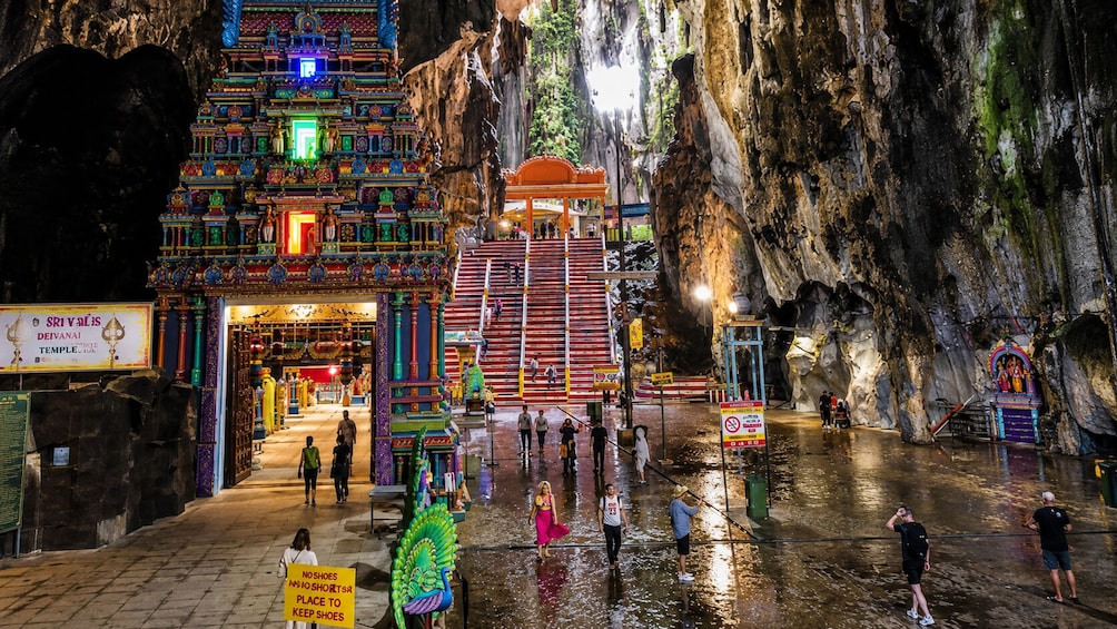 Private Kuala Lumpur Tour with Petronas & Batu Caves 3
