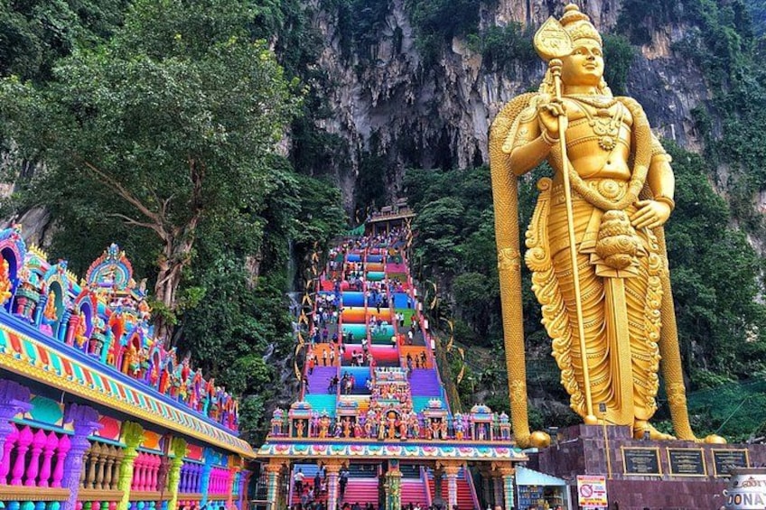 Eine große goldene Statue, ein farbenfroher Tempel und eine steile Treppe. 2