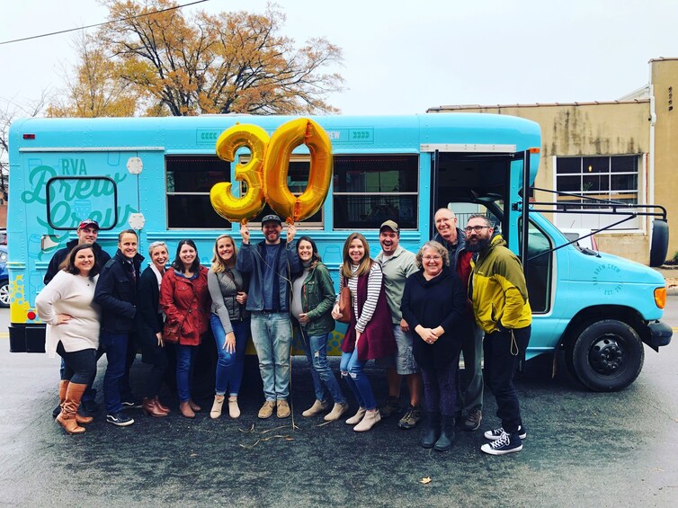 Un groupe de personnes se tient devant un autobus bleu sur lequel on peut lire « RVA Brew Crew ». 4