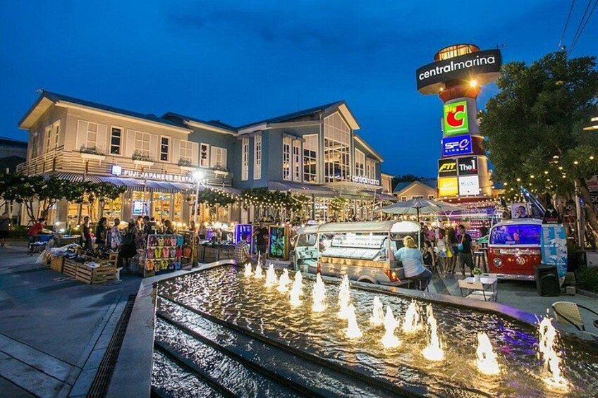 Ett område vid vattnet med en fontän, en restaurang som heter ”Central Marina” och en skylt med bokstäverna ”C” och ”T”. 2