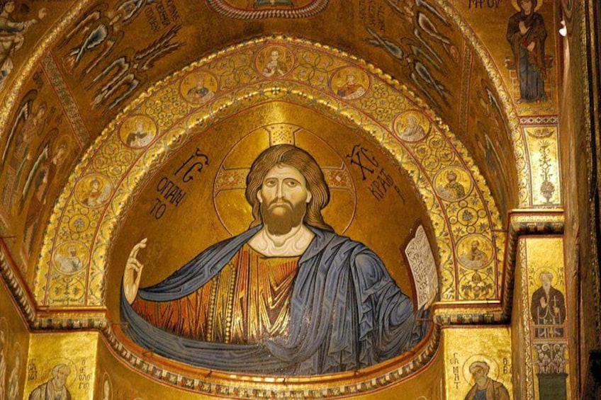 Ein Mosaik, das eine Figur mit Heiligenschein inmitten aufwendiger goldener Muster und Inschriften zeigt. 1