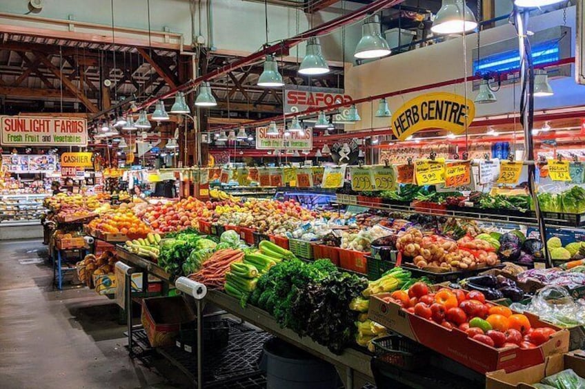 Een supermarkt met vers fruit, zeevruchten en een kruidenafdeling. 2